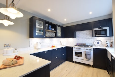 Refrigerador, lavavajillas, utensilios de cocina