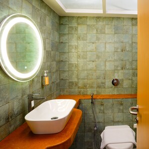 高级双床房, 2 张单人床 | 浴室 | 淋浴设施、大花洒淋浴喷头