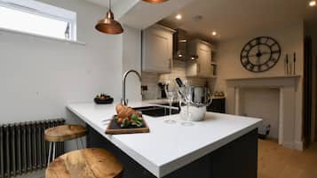 Cottage | Bếp riêng | Tủ lạnh, máy rửa bát, dụng cụ nấu nướng/bát dĩa/dao nĩa