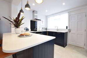 Refrigerador, lavavajillas, utensilios de cocina