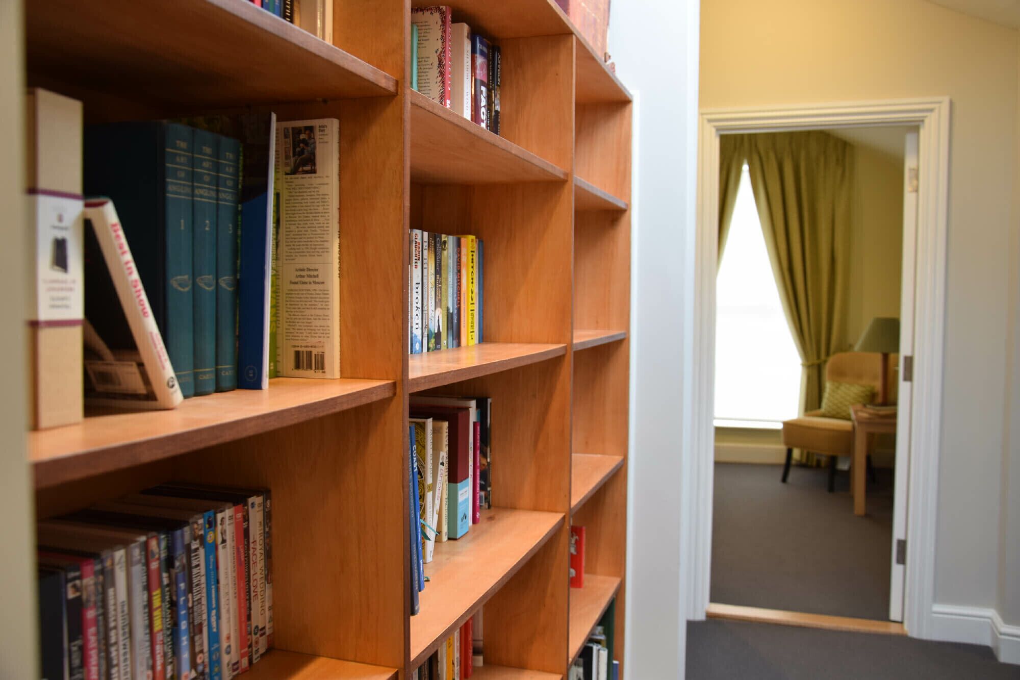 Et bibliotek med træfyldte bogreoler.