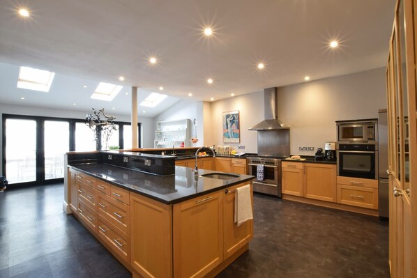 Cottage | Private kitchen | Fridge, dishwasher, electric kettle, toaster - Regatta Lookout (Aldeburgh)