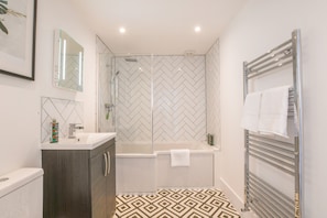 Cottage | Bathroom | Shower, hair dryer - 7 Old Grammar School, Leiston (Leiston)