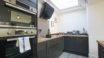 Cottage | Bếp riêng | Tủ lạnh, máy rửa bát, dụng cụ nấu nướng/bát dĩa/dao nĩa