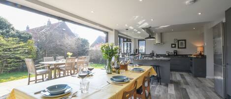 Frigorifero, lavastoviglie, pentole/stoviglie/utensili