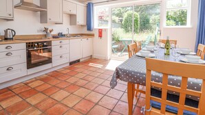 A modern kitchen with a dining area. - Time Out, Southwold (Reydon)