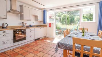Cottage | Private kitchen | Fridge, microwave, dishwasher, electric kettle