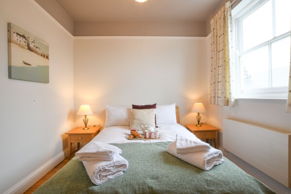 2 quartos, individualmente decorados, individualmente mobiliados