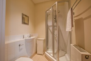 Bathroom - 1 Eversley Court, Southwold (Reydon)