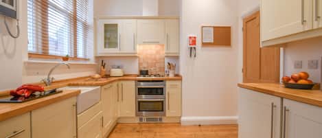 Fridge, dishwasher, cookware/dishes/utensils