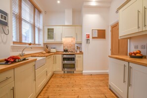 Refrigerador, lavavajillas, utensilios de cocina