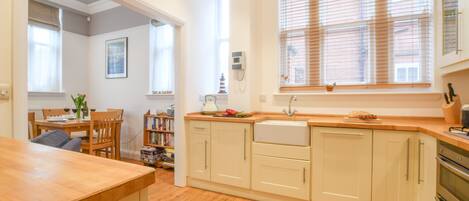 Kühlschrank, Geschirrspüler, Kochgeschirr/Geschirr/Besteck