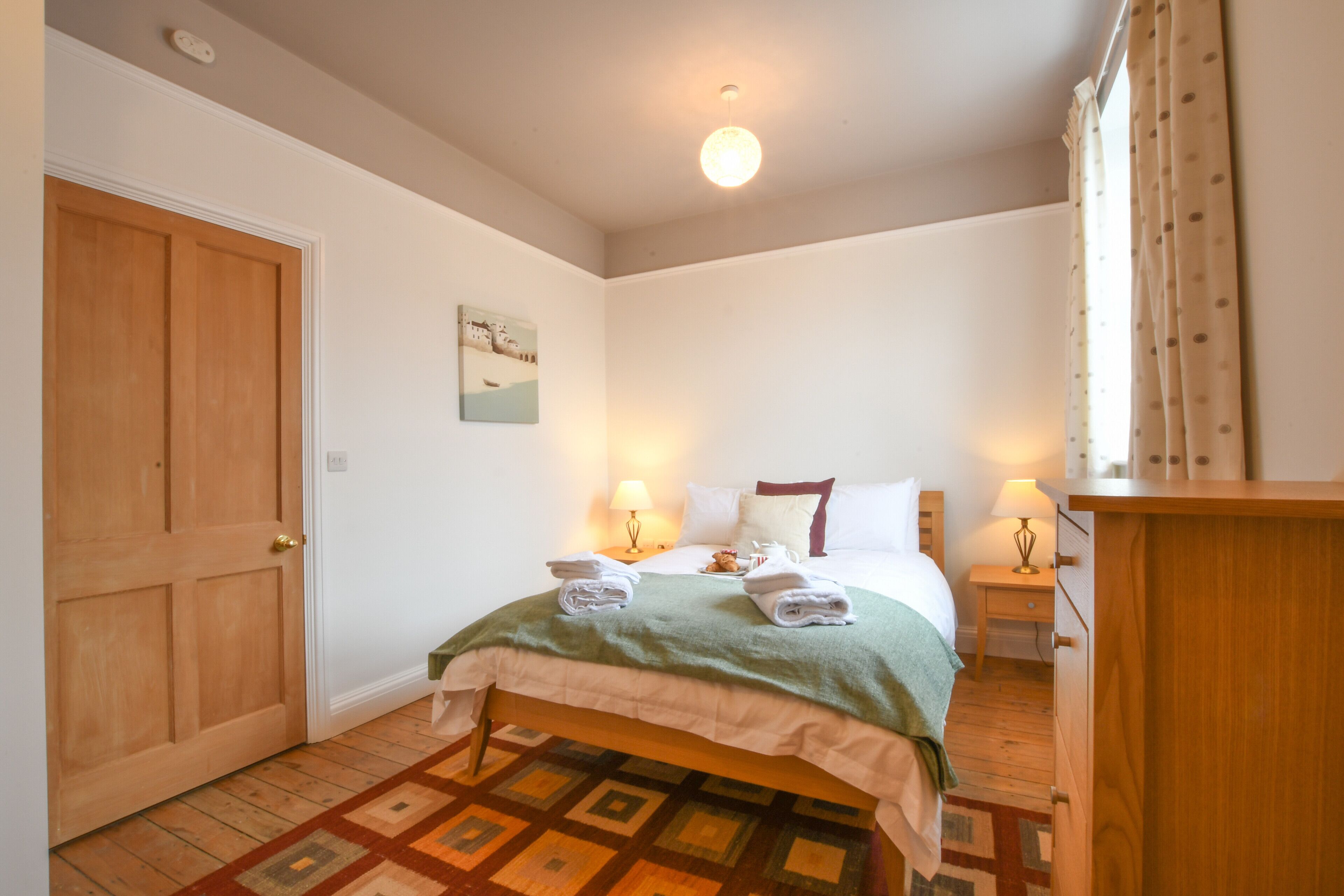 2 phòng ngủ, trang trí khác biệt 