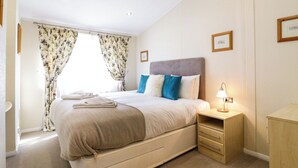 A bedroom with a bed, bedside table, and a lamp. - The Hide Out, Aldeburgh (Aldeburgh)