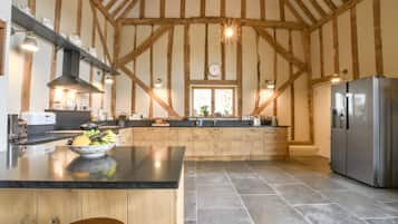 Cottage | Private kitchen | Fridge, dishwasher, cookware/dishes/utensils