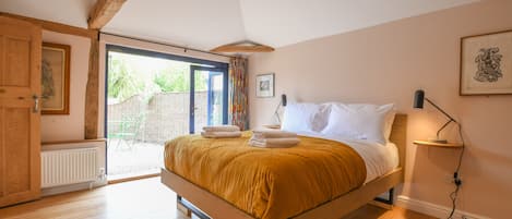 2 Schlafzimmer, individuell dekoriert, individuell eingerichtet