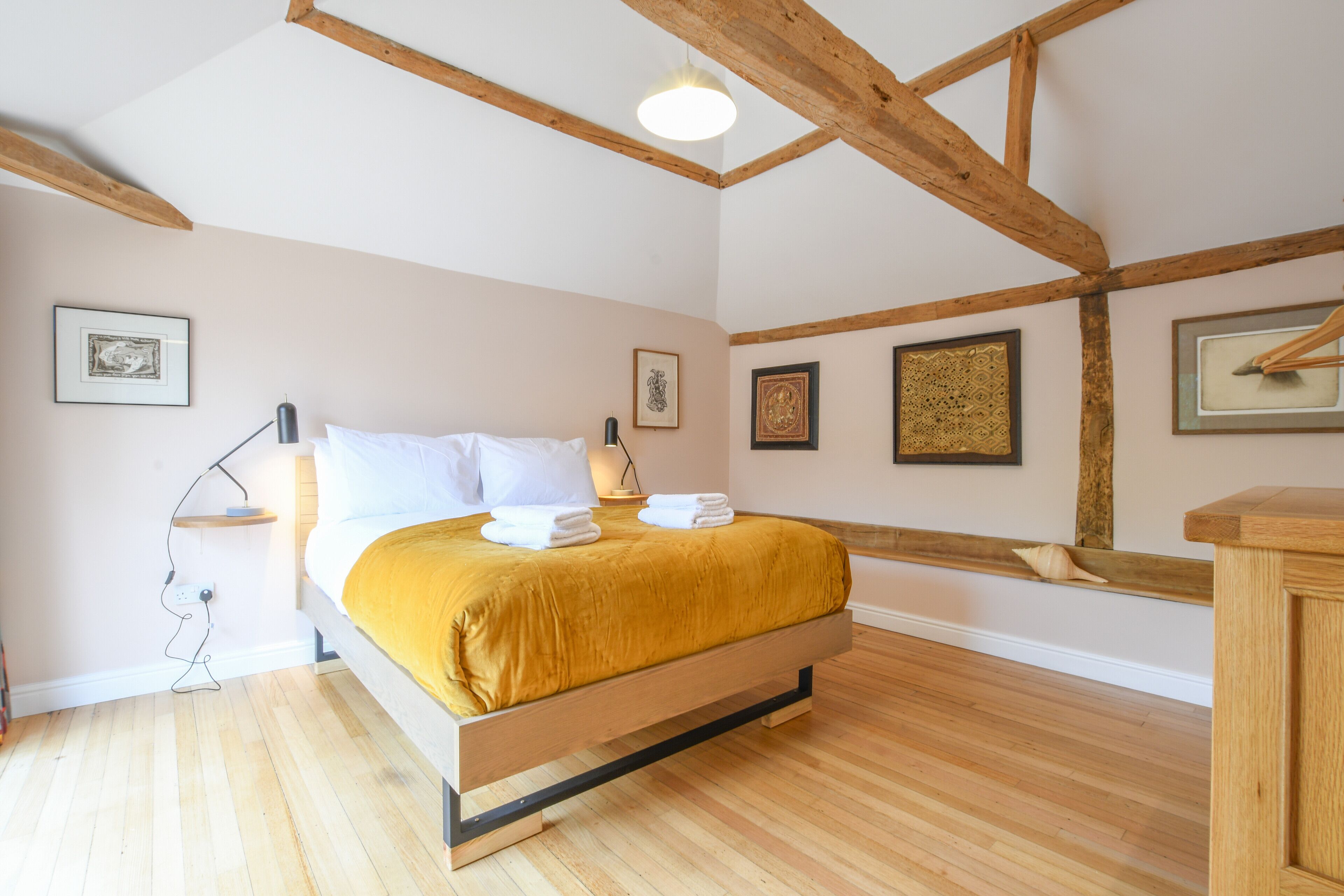 2 quartos, individualmente decorados, individualmente mobiliados