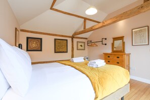 2 kamar tidur dan didekorasi berbeda-beda