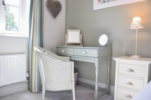 2 bedrooms, individually decorated, individually furnished, free WiFi - 1 Coconut Cottage, Long Melford (Sudbury)