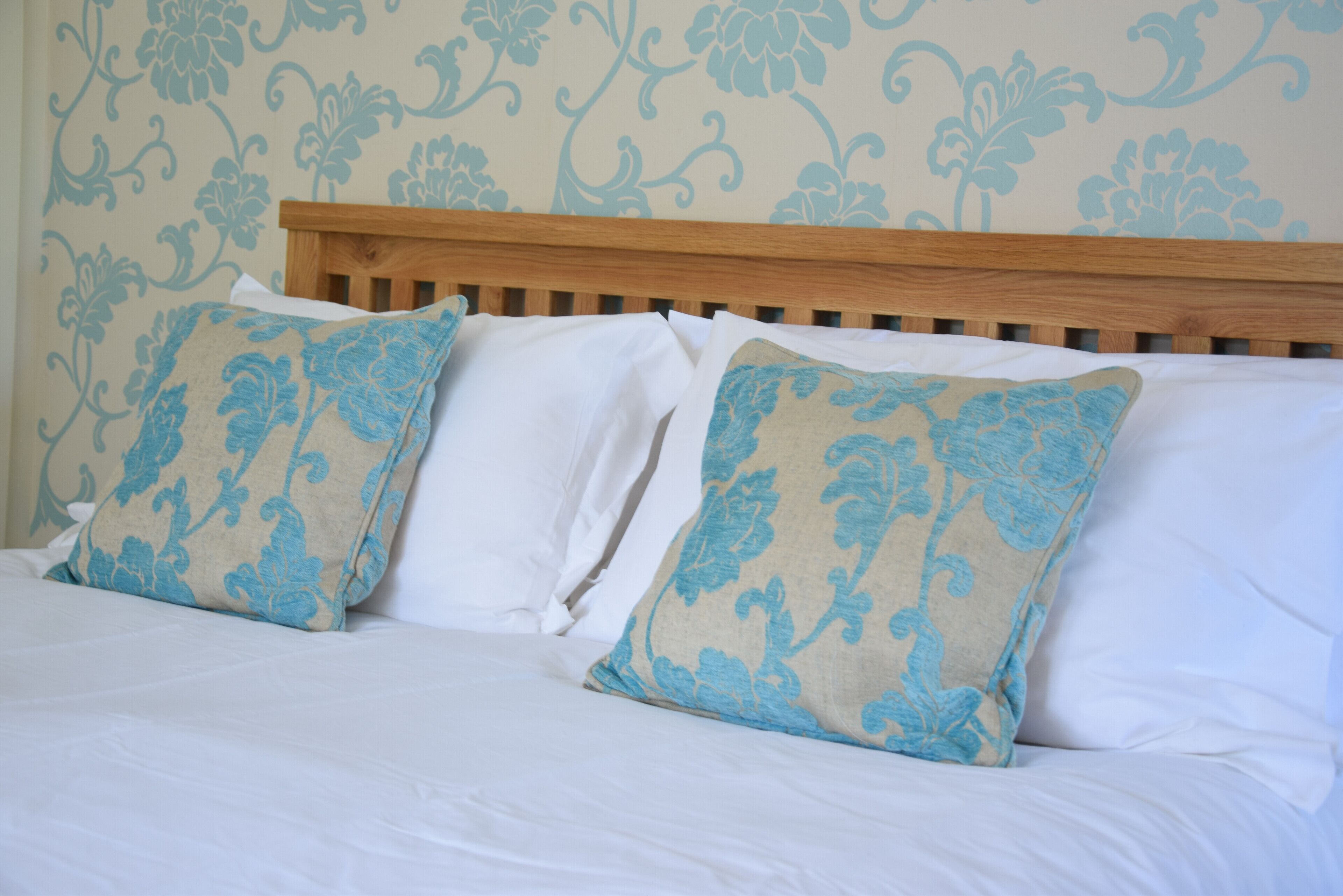 2 kamar tidur dan didekorasi berbeda-beda