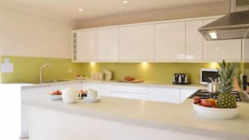 Fridge, cookware/dishes/utensils