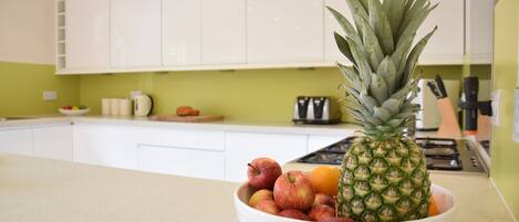 Fridge, cookware/dishes/utensils