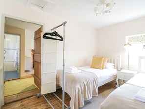 2 bedrooms, individually decorated, individually furnished, free WiFi - Shoemakers Cottage, Friston (Saxmundham)