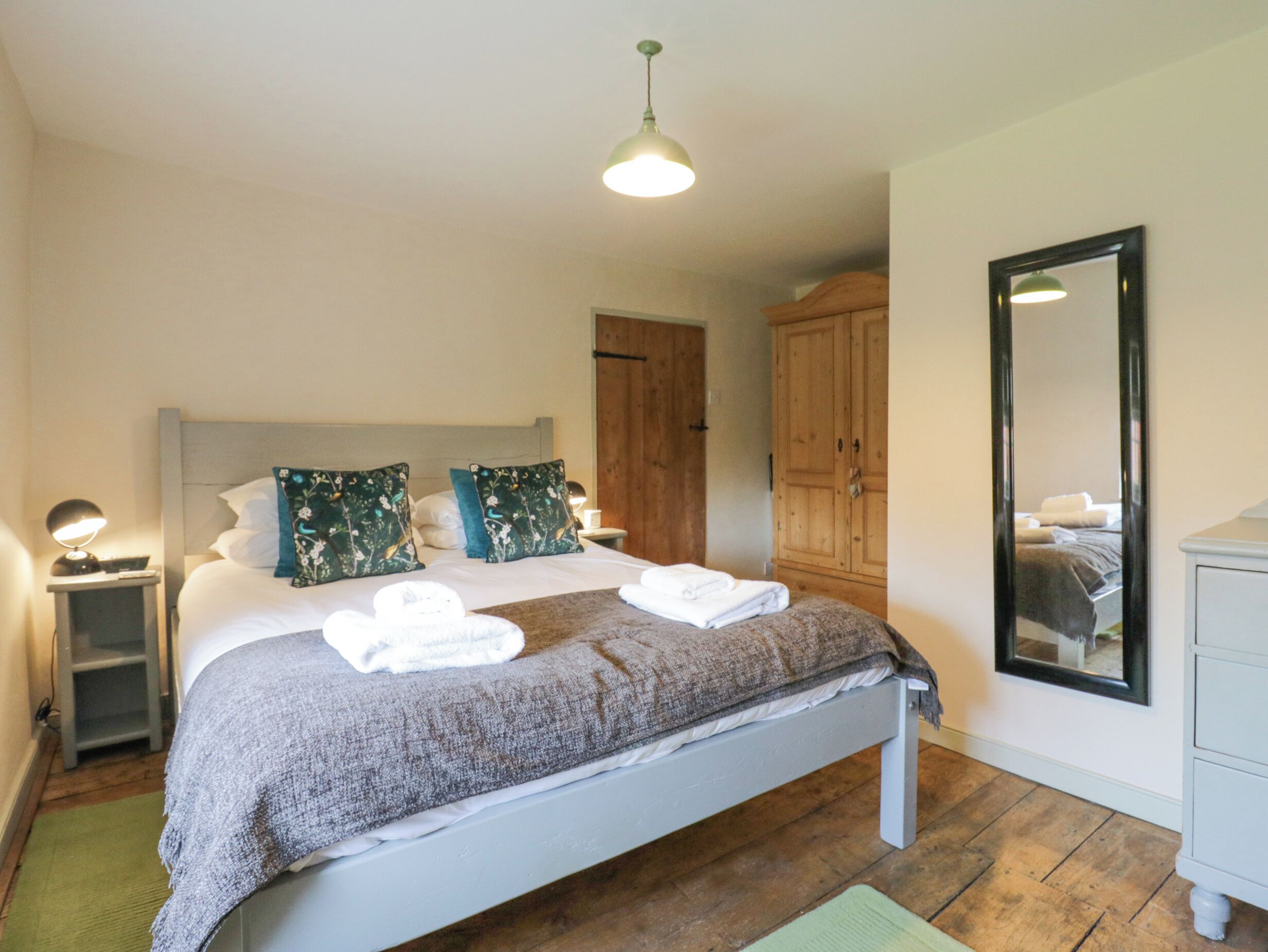 2 kamar tidur dan didekorasi berbeda-beda