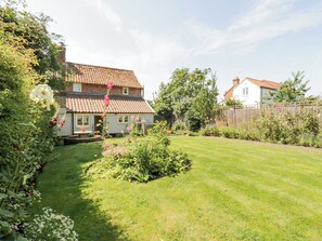 Property grounds - Shoemakers Cottage, Friston (Saxmundham)