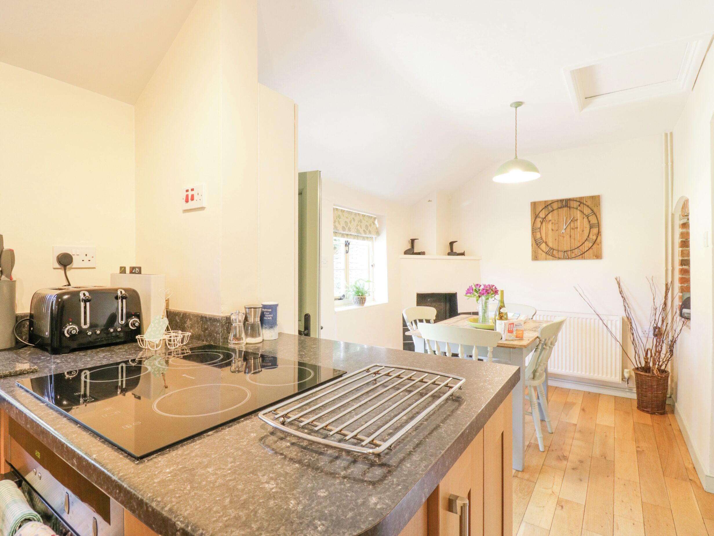 Lemari es, mesin pencuci piring, dan peralatan masak/sendok-piring