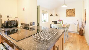 A modern kitchen with a built-in stove, a toaster, and a sink. - Shoemakers Cottage, Friston (Saxmundham)
