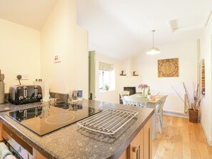 冷蔵庫、食器洗い機、調理器具と食器