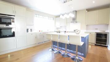 Fridge, dishwasher, cookware/dishes/utensils