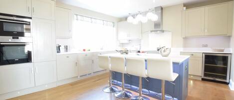 Refrigerador, lavavajillas y utensilios de cocina