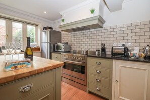 Cottage | Private kitchen | Fridge, cookware/dishes/utensils - Hartlands, Aldeburgh (Aldeburgh)