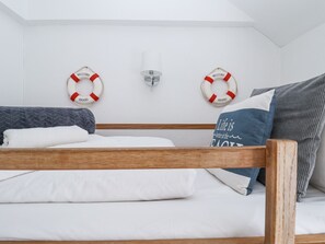 2 quartos, individualmente decorados, individualmente mobiliados