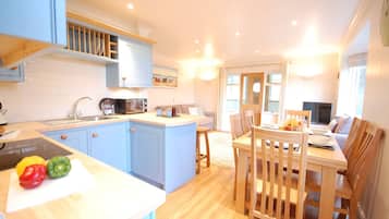 Fridge, dishwasher, cookware/dishes/utensils