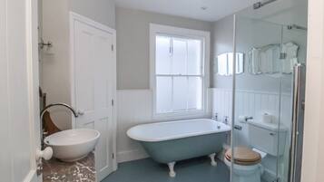 Cottage | Bathroom | Shower, hair dryer