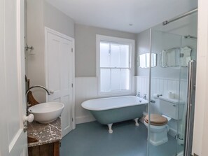 Cottage | Bathroom | Shower, hair dryer