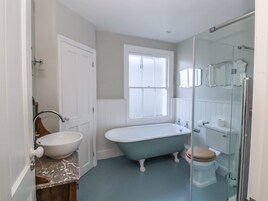 Cottage | Bathroom | Shower, hair dryer