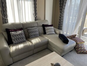 小屋, 多張床 | 客廳 | 30-吋電視，提供數位頻道