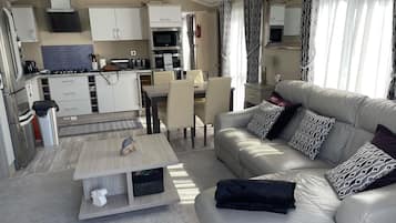 Cabin, Multiple Beds | Living room | 30-inch TV with digital channels