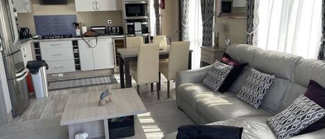 Cabin, Multiple Beds | Living room | 30-inch TV with digital channels