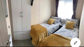 Ferienhütte, Mehrere Betten | 2 Schlafzimmer, Bügeleisen/Bügelbrett, kostenloses WLAN, Bettwäsche