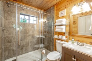 Bathtub, hair dryer, towels - Grady's Hideaway | Rustic Couples Cabin w/Hot Tub (Trenton)