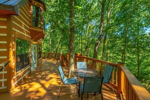 Outdoor dining - Grady's Hideaway | Rustic Couples Cabin w/Hot Tub (Trenton)