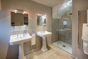 Badewanne, Haartrockner, Handtücher, Toilettenpapier