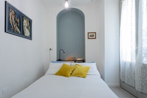 1 camera, ferro/asse da stiro, lenzuola