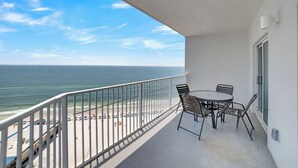 Un balcón con vista a la playa y al océano.