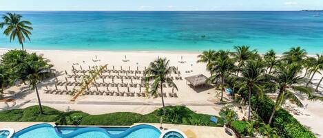 Na praia, espreguiçadeiras, toalhas de praia